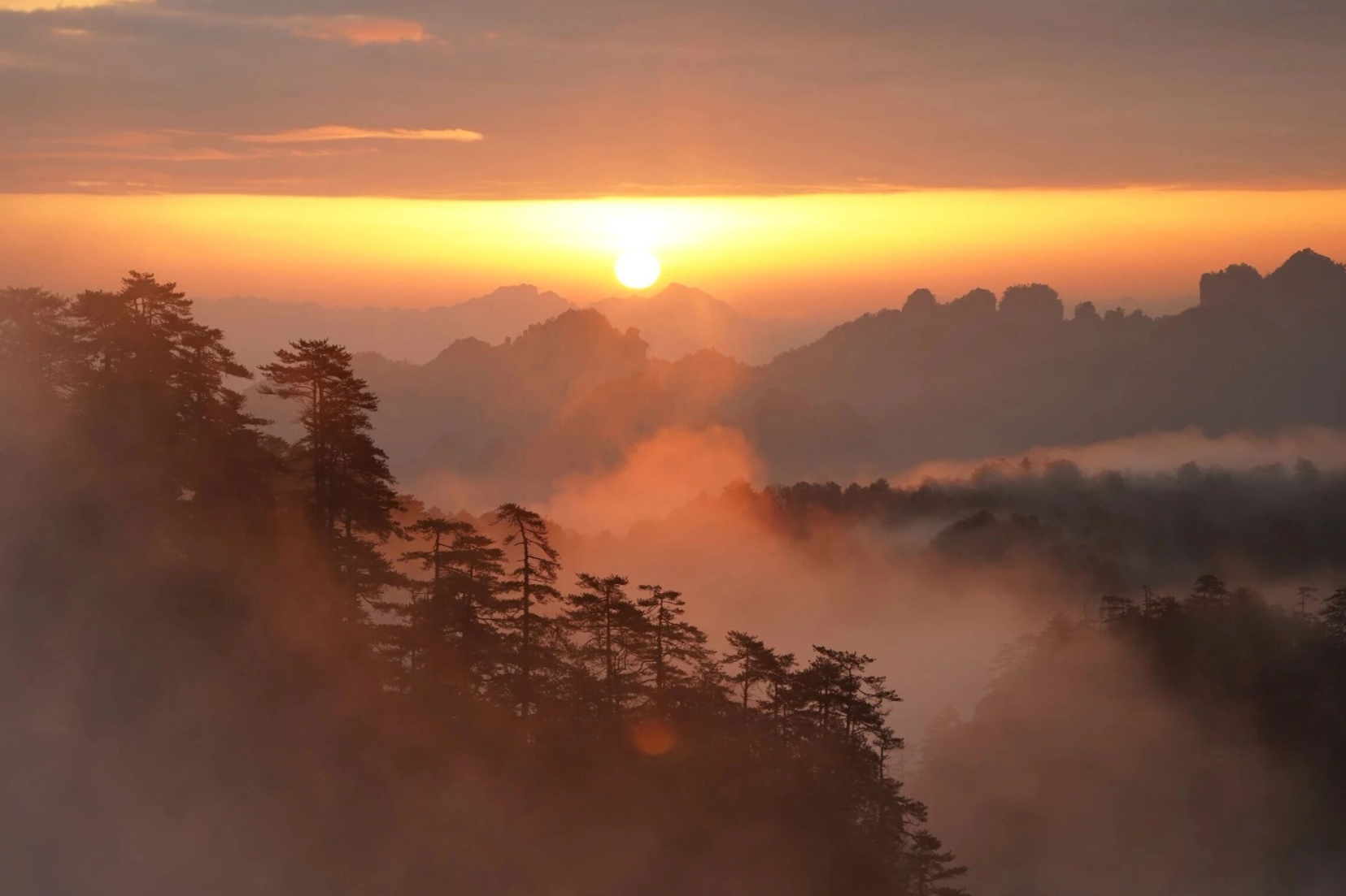 晨光破雾，霞染千峰！张家界黄石寨迎来绝美日出云海奇观