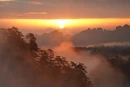 晨光破雾，霞染千峰！张家界黄石寨迎来绝美日出云海奇观