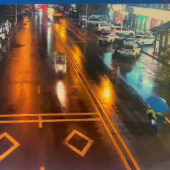 行人横穿马路+电动车违规加装遮阳棚 张家界交警通报交通事故 双方负同等责任