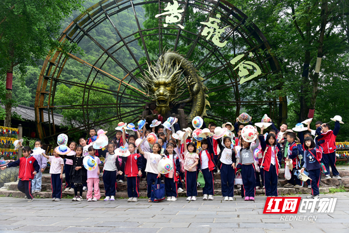 300余名小学生走进黄龙洞，沉浸式开展非遗主题研学活动