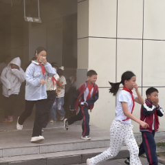 防患未“燃”安全护航 张家界敦谊小学东校开展消防安全应急疏散演练