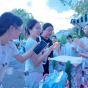 赋能大学生成长成才 张家界学院同步举办创业集市与毕业跳蚤市场活动