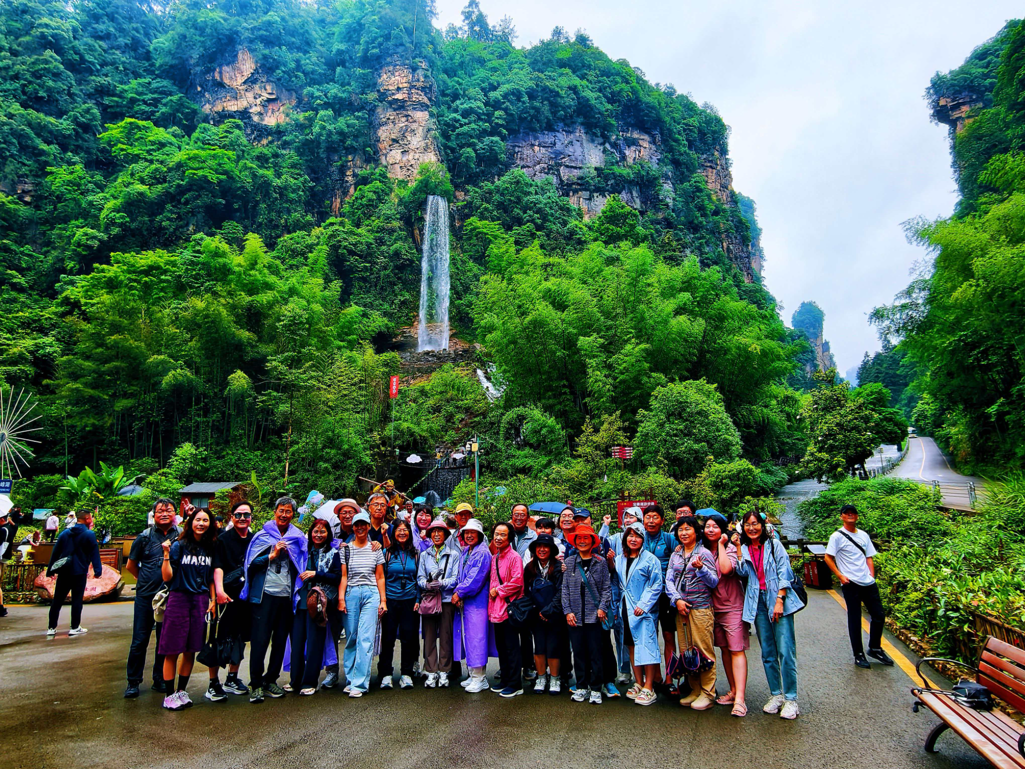 烟雨宝峰湖迎来客 山水画卷醉游人