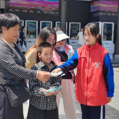 暖心护苗 服务游客——吴家峪门票站开展“五一”关心下一代社会实践志愿服务活动