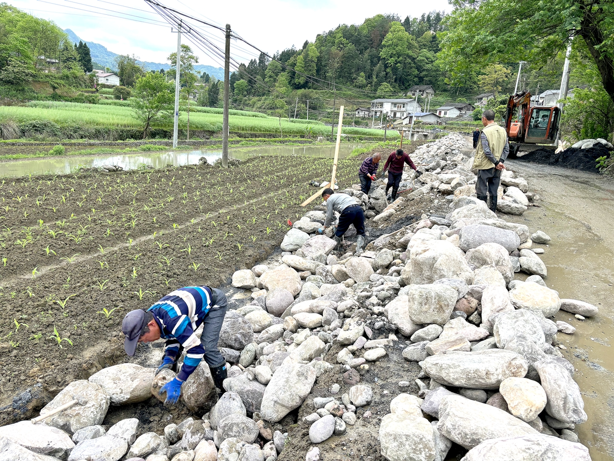 慈利县：火溪公路拓宽项目建设正酣