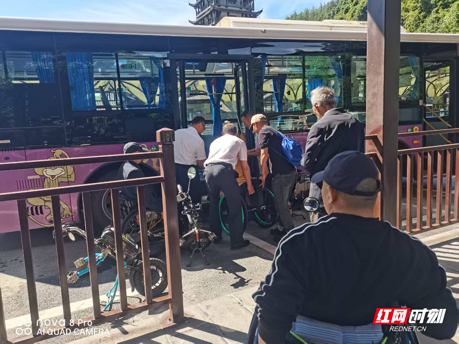 张家界环保客运:暖心服务护航特殊游客畅游景区