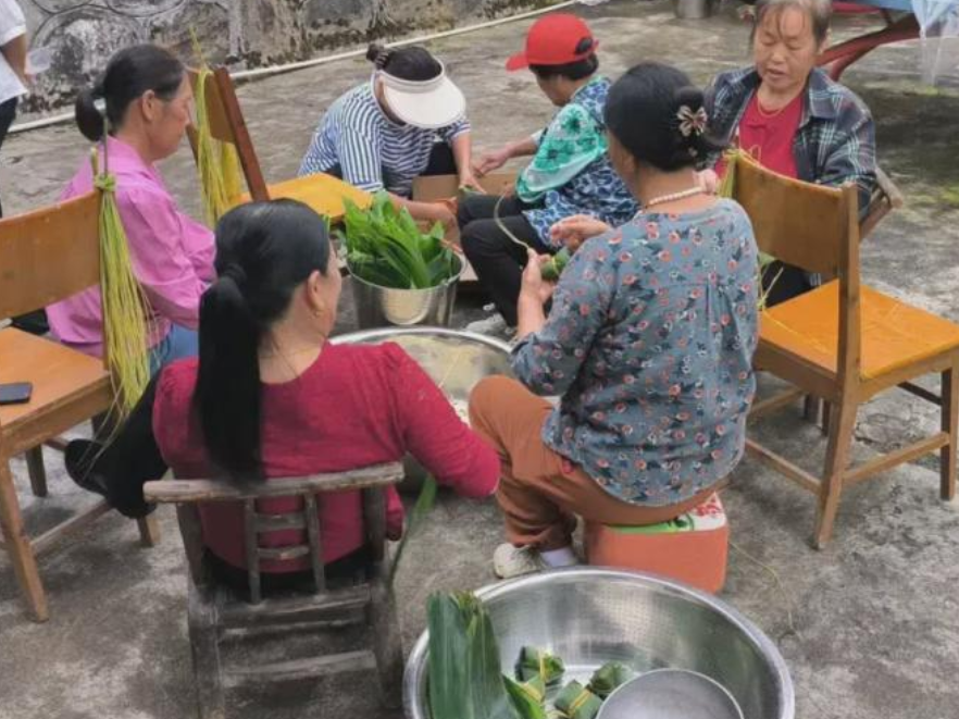 粽丸飘香油食暖,人间烟火聚乡邻——永定区谢家垭乡和平岗村开展端午邻里同乐民俗活动