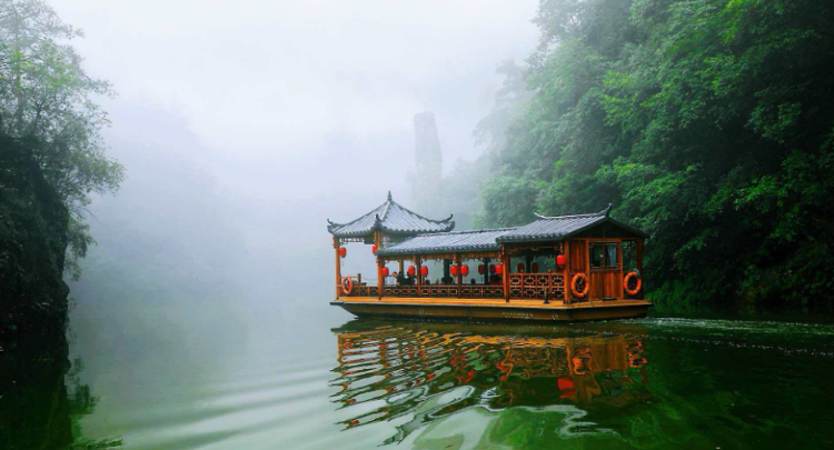 张家界宝峰湖：烟雨锁翠峡 泛舟赏奇峰