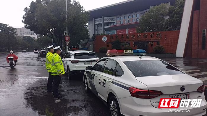端午邂逅中考 张家界交警双线守护平安畅通