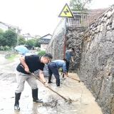 闻“汛”而动践初心 清淤排险显担当——慈利县许家坊土家族乡党员干部全力筑牢民生安全防线