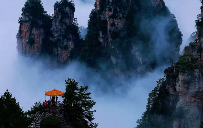 张家界：云海作帐峰为剑 杨家界藏尽江湖盛景