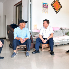 贺辉开展“七一”走访慰问 情暖英模家属与老党员