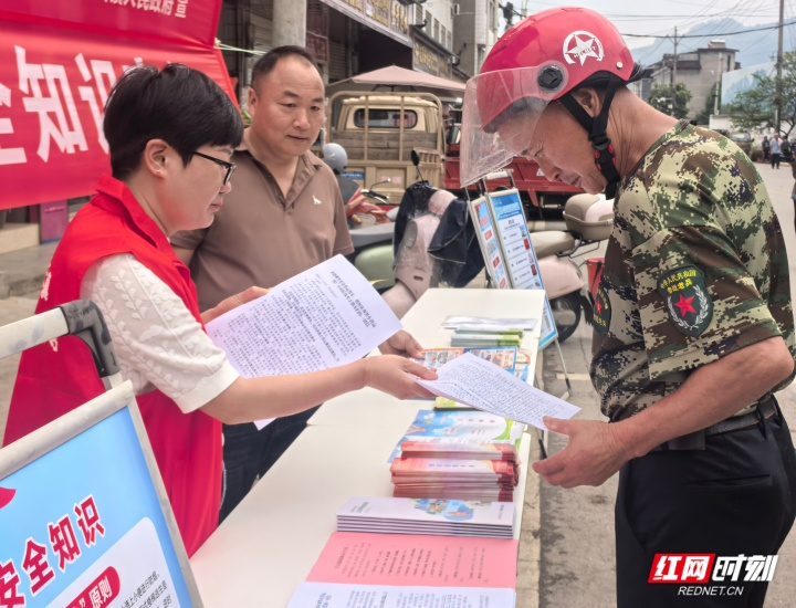 永定区天门山镇：赶集日里话平安  “驻点连片”护民生