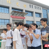 金融护航青春路 服务助力升学季——邮储银行慈利县江垭支行走进慈利二中开展校园金融知识宣传活动
