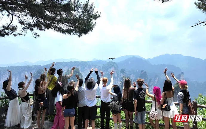 组团打卡！八国海外网红博主走进张家界 把绝美山水推向全世界