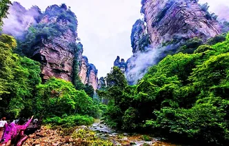 烟雨金鞭溪：张家界峰林峡谷的生态文旅画卷