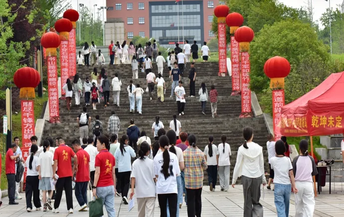 高考首日 扬帆赴理想 张家界市9500余名考生从容奔赴高考考场（图）