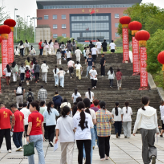 高考首日 扬帆赴理想 张家界市9500余名考生从容奔赴高考考场(图)