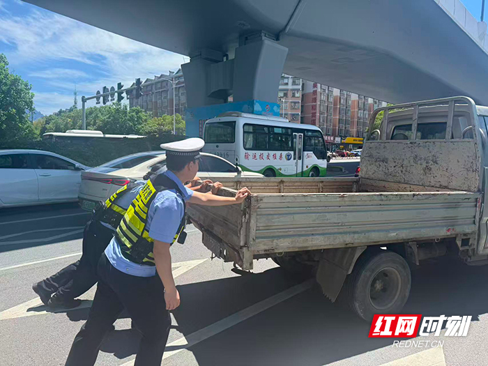 货车路面突发抛锚 张家界交警快速处置