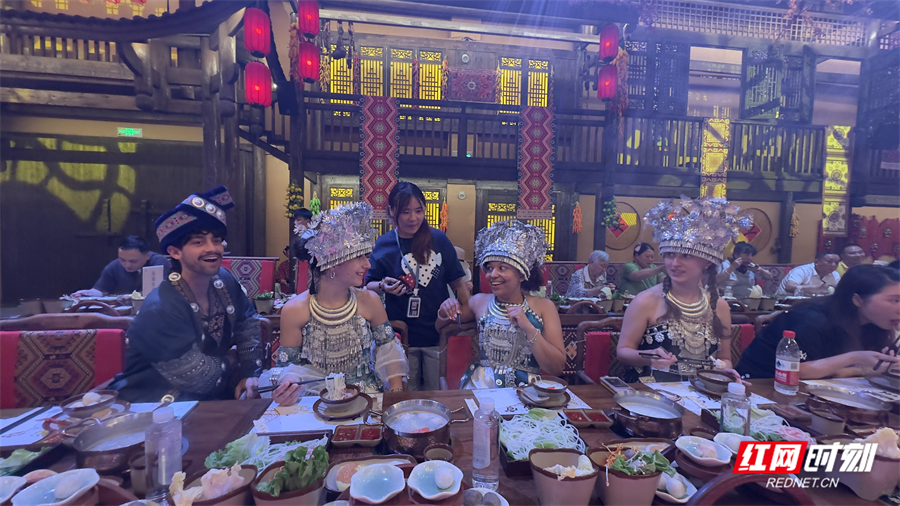 沉浸式体验拉满！ 自媒体达人打卡千古情“向王盛宴” 点燃武陵源夏夜文旅