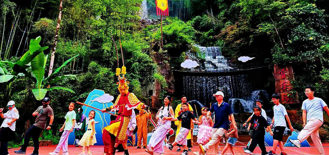 大圣消暑・冰爽砸一夏——宝峰湖西游实景演艺搭配砸冰狂欢，解锁暑期清凉新玩法