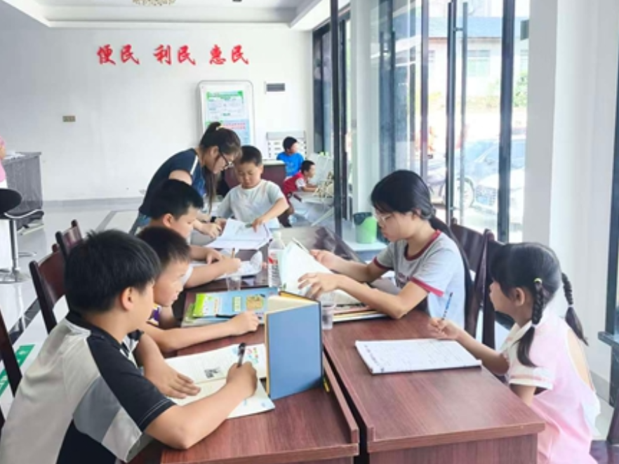 书香润暑假 党群暖童心——永定区茅岩河镇温塘社区开展大学生志愿者公益读书活动
