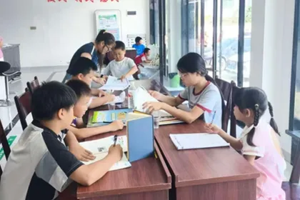 书香润暑假 党群暖童心——永定区茅岩河镇温塘社区开展大学生志愿者公益读书活动