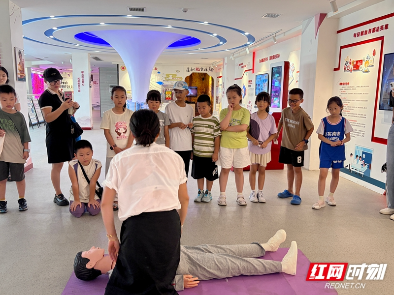 书香润童心 热血传大爱——永定区“天门青声”宣讲团联合南庄坪社区走进血站开展研学活动