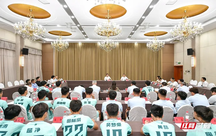 张家界召开“湘超”联赛球队座谈会 贺辉出席并为球队授旗