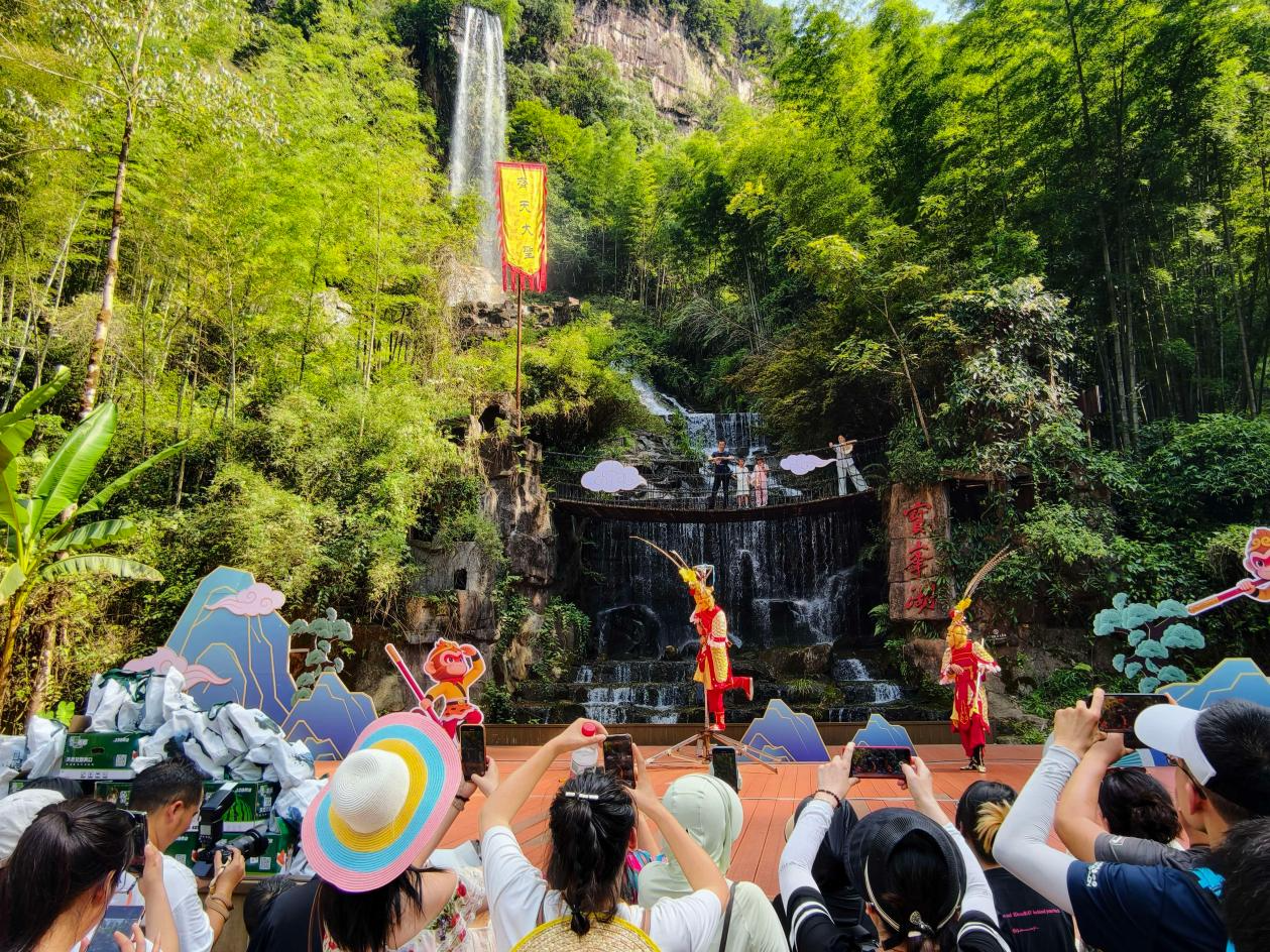 宝峰湖砸冰赢终身免票！张家界人30元带娃畅玩一整夏