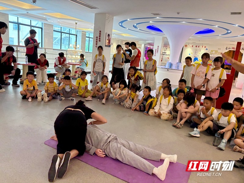 热血润童心 红心伴成长——微爱公益“共青团伙伴计划”暑期班走进张家界市中心血站