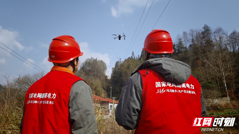 2月20日正月初四，国网张家界供电公司汨湖供电所共产党员服务队队员覃天、杨凯采用无人机开展10千伏汨竹线特巡，为广大客户度过平安祥和的春节提供坚强电力保障。 1_副本.jpg