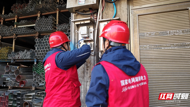 2月23日正月初七,国网张家界供电公司共产党员服务队队员王玉军、江峰舞为企业复工复产送上“安心电”2.jpg 2月23日正月初七,国网张家界供电公司共产党员服务队队员王玉军、江峰舞为企业复工复产送上“安心电”2.jpg