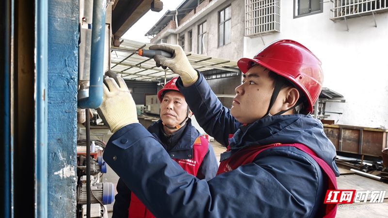 2月23日正月初七,国网张家界供电公司共产党员服务队队员王玉军、江峰舞为企业复工复产送上“安心电”1.jpg 2月23日正月初七,国网张家界供电公司共产党员服务队队员王玉军、江峰舞为企业复工复产送上“安心电”1.jpg