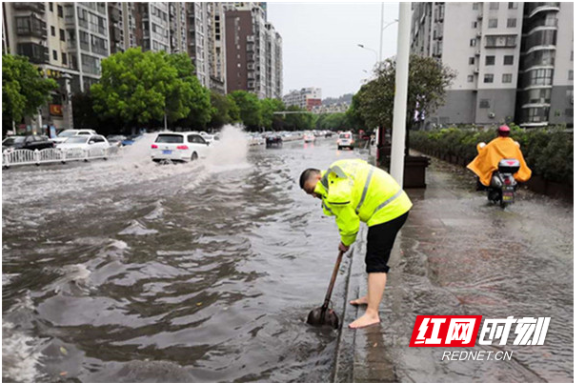 点赞！大雨会阻挡视线，却阻挡不了你的帅气