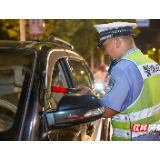 直击资兴交通整治一线 夜查交通违法行为17起