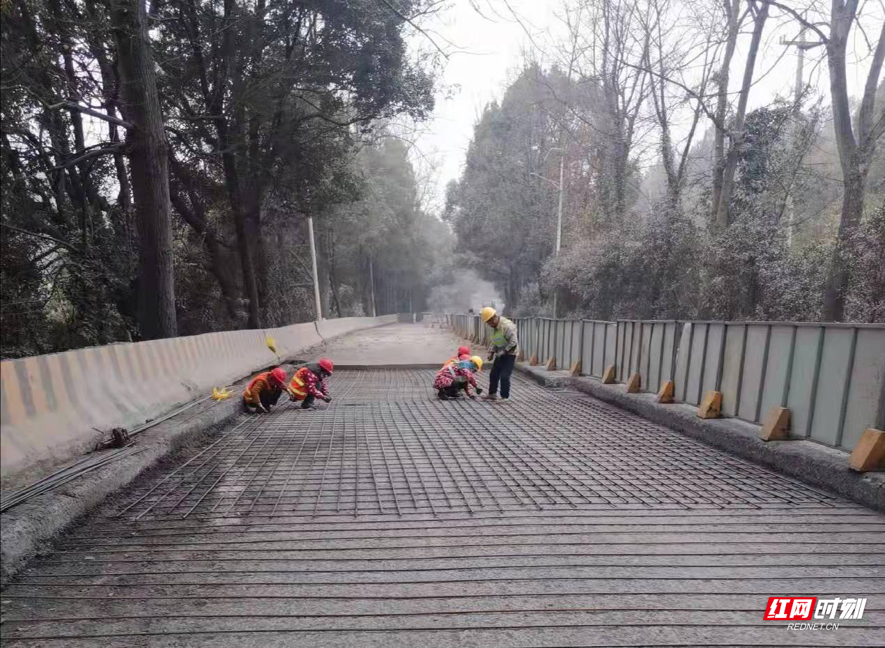 苏仙区：实施国省干线大中修项目  修补破损路面