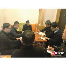 栖凤渡镇党委把理论中心组学习“搬”到老党员家中