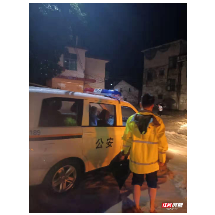 桂阳公安雨夜助汛情被困群众转移