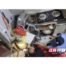 煤气灶突然爆炸！临武公安紧急救援