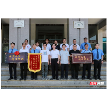 安仁县山下村、岩岭村村民把锦旗送到了郴州市检察院