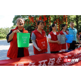 社区工作人员走上街头为垃圾分类做宣传