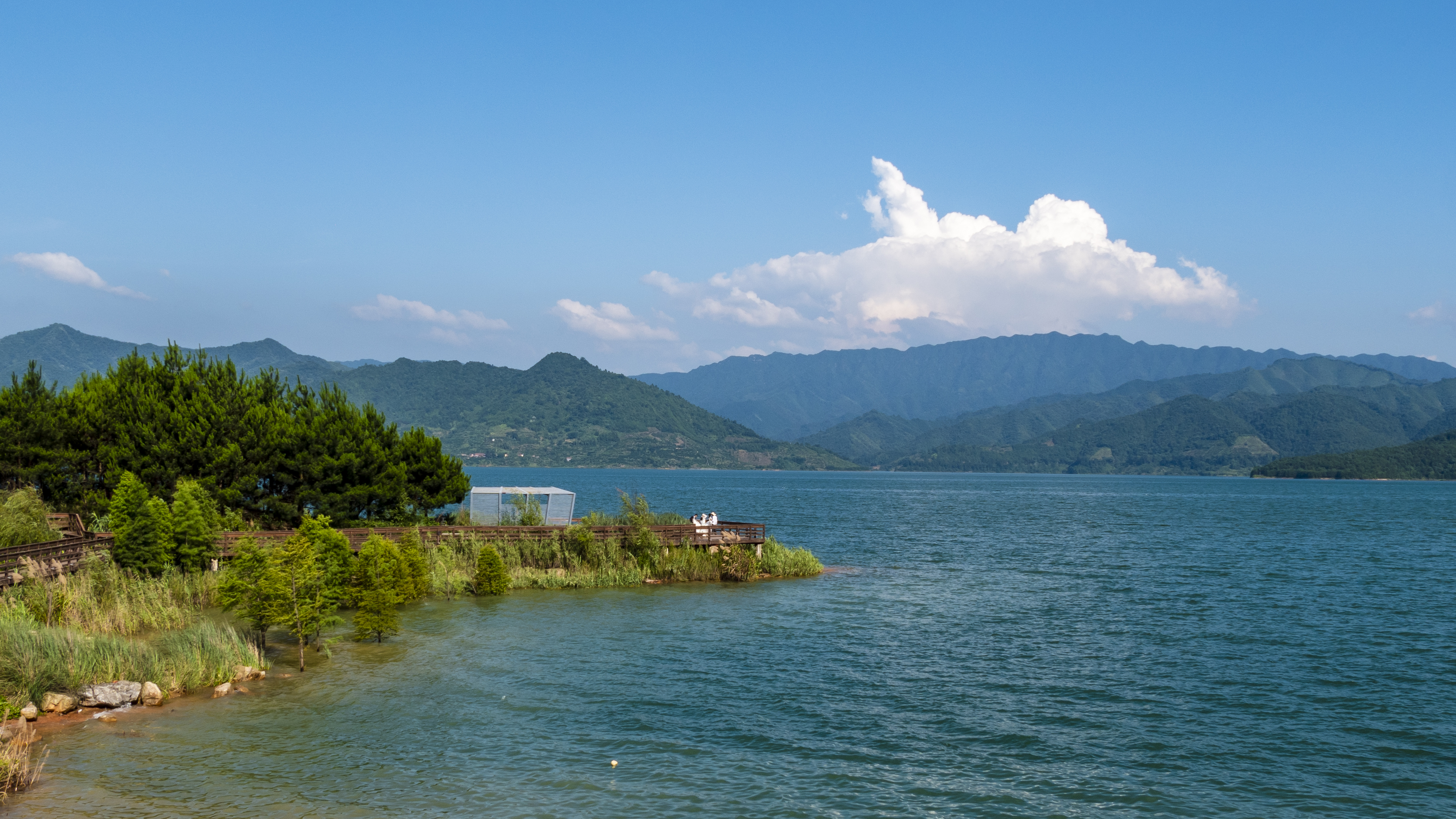 天蓝水美东江湖（黄政一摄）.jpg