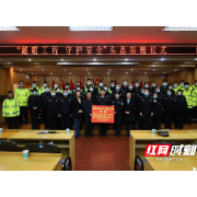 安全头盔免费送  警企协作护安全