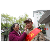 资兴：大学生新兵泪别家人奔赴军营