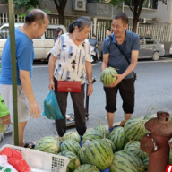 北湖区燕泉街道温馨举措为进城瓜农设临时销售点