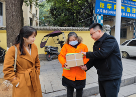 情系城市美容师，书送温暖表心意