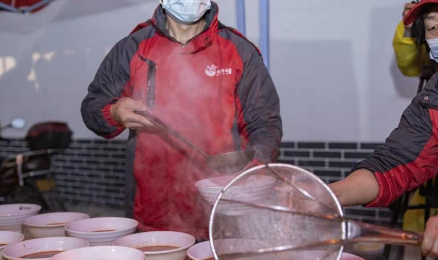 面条、鱼汤帮助制作春节大餐