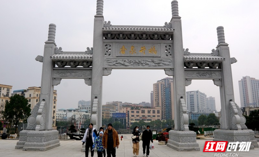 苏仙岭门前焕然一新，喜迎四方游客