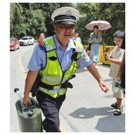 旅游大巴缺油抛锚 宜章交警和志愿者紧急救助